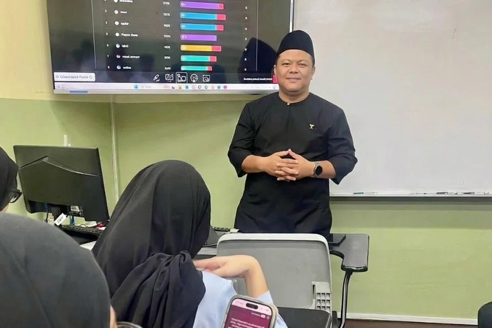 (plug out quote) “Transformasi digital ini menjadikan pendekatan kami dalam pengajaran lebih sistematik dan responsif terhadap keperluan pembelajaran pelajar pada era moden kini.” - Ustaz Khaniful Irsyad, guru kanan Andalus, tentang transformasi digital Andalus.