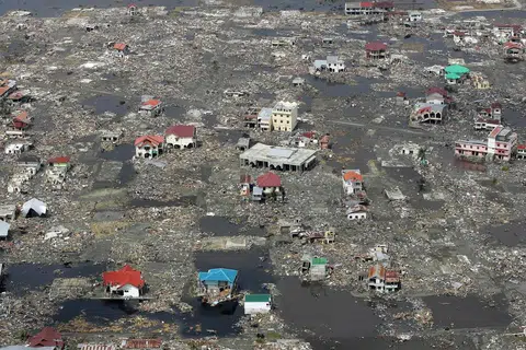 Kampung yang tenggelam terletak dekat pantai di Aceh musnah kesemuanya selepas gempa dan tsunami yang menyusuli.