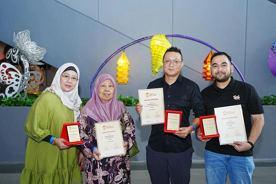 (Dari kiri) Pemilik Warong Wak Nakem, Cik Norsalinah Nordun dan Cik Aminah Hassan; pemilik Izah Rahman Corner, Encik Affandi Rahman; Pengurus Pemasaran Munchi Pancakes, Encik Abdul Wafi Solihin Abdull Rahim; dan pemilik Boon Lay Power Nasi Lemak, Cik Nyonya Mohd Shah (tiada dalam gambar), diiktiraf dalam Seminar dan Anugerah Penjaja Singapura 2024 pada 4 November. 