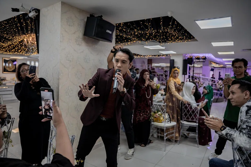 Naqiu ‘sporting’ melayan peminat untuk bergambar dan merakam video sambil menyanyikan lagu hit bersama kumpulan Boboy, ‘Episod Cinta’.  