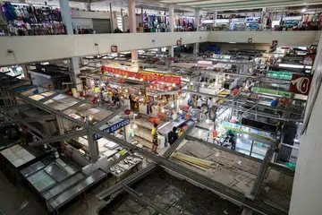 DIKESAN SELEPAS UJIAN PEMANTAUAN: Pekerja migran yang menetap di Singapura dikenal pasti sebagai antara lapan kes jangkitan Covid-19 baru pada Ahad (29 November) setelah menjalani ujian pemantauan masyarakat buat pengendali gerai di dalam dan sekitar Pusat Tekka pada 26 November. - Foto CHINESE MEDIA GROUP 