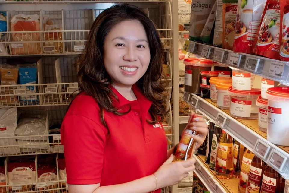 Penolong Pengurus Pemasaran di Phoon Huat, Cik Wendy Lam, menghargai kisah-kisah inspirasi pelanggannya yang berniaga kek dan kuih-muih dari rumah demi kehidupan yang lebih baik.