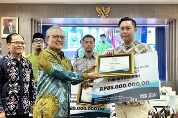PENGHARGAAN BERMAKNA: Penulis setempat, Encik Farihan Bahron (kanan) menerima anugerah Penghargaan Sasterawan Muda Mastera 2023 sewaktu majlis penyampaian anugerah di Jakarta pada September. 