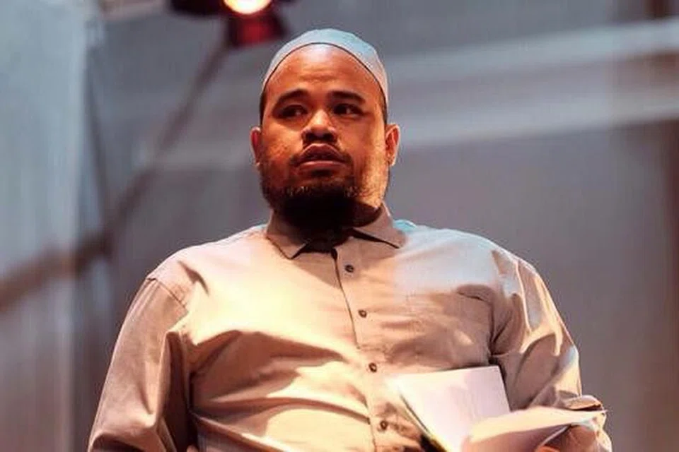 TUKANG MANDI MAYAT: Pelakon Saiful Amri membawa watak seorang tukang mandi jenazah yang dipanggil untuk menguruskan jenazah seorang wanita. - Foto HATCH THEATRICS