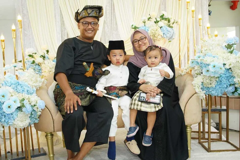 Encik Ahmad Khalil Khairul Anuar (kiri) bersama isterinya, Cik Naemah Omar (kanan), bergambar bersama anak-anaknya, Ahmad Khalis Ahmad Khalil dan Nadine Khalisah Ahmad Khalil semasa majlis berkhatan tersebut.