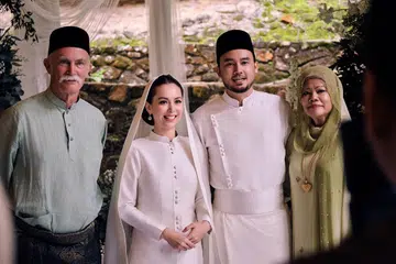 Pelakon drama, ‘7 Hari Mencintaiku’, Siti Saleha (dua dari kiri) bertemu cinta sejati bersama pereka fesyen dan pemilik jenama Atelier Fitton, Joshua Fitton (dua dari kanan). Pasangan itu sah bergelar suami isteri dan meraikan hari bahagia secara tertutup pada 15 Februari di Enderong Resort, Janda Baik, Pahang. Mempelai diapit ibu bapa Joshua, Encik Jim Fitton (kiri) dan Cik Sarijah Fitton.