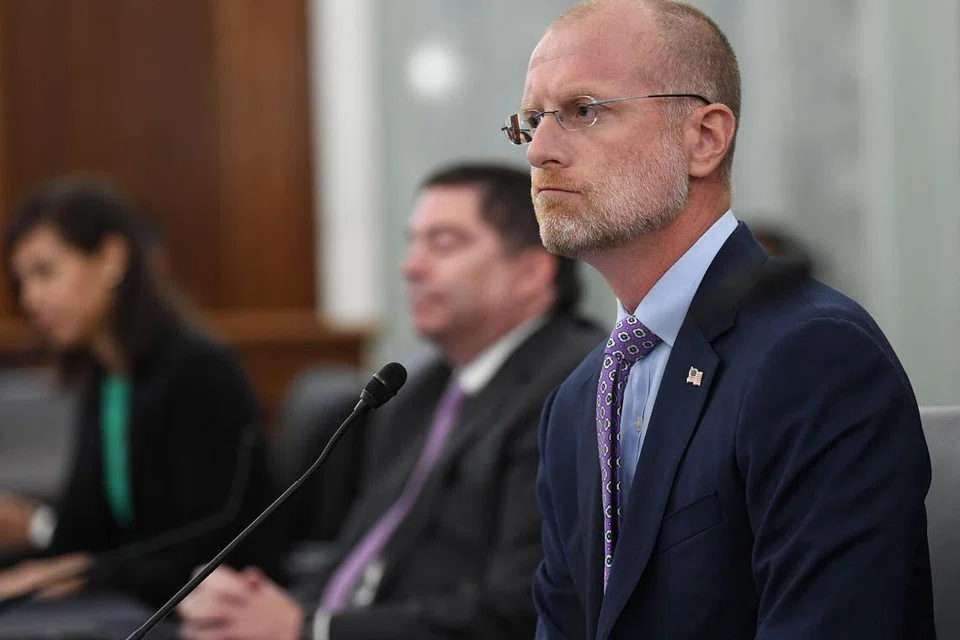 Encik Brendan Carr, memberikan keterangan semasa sesi mengenai Pesuruhjaya Suruhanjaya Komunikasi Persekutuan (FCC) pada 4 Jun 2020, di Washington, DC. Presiden Amerika Syarikat yang bakal dilantik, Encik Donald Trump, dalam kenyataan pada 17 November, telah mencalonkan Encik Carr sebagai Pengerusi FCC.
