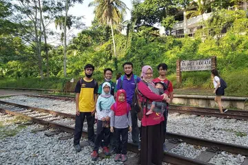 TERAPKAN NILAI POSITIF: Lebih daripada sekadar memberikan tumpuan kepada akademik, Cik Azlinah dan suaminya, Encik Noor Shahid, mahu terapkan nilai positif. Gambar pasangan bersama enam anak mereka (dari kiri) Mu'az Al-Faqih, 'Ammar Al-Hakeem, Thalhah As-Sodiq. (Barisan hadapan, dari kiri) Rumaysa Al-Mardhiyyah, Syifa' Al-Muslihah, Azlinah dan Suhayb Al-'Aabid. - Foto ihsan AZLINAH ABDUL AZIZ