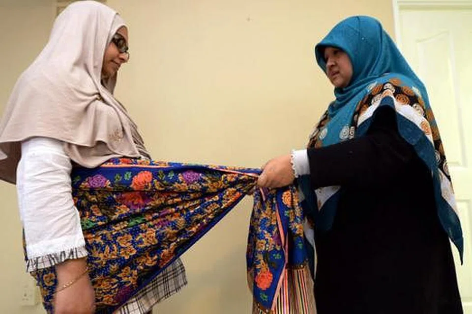 BAGAIKAN 'LENGGANG PERUT': Kaedah ini seakan-akan kegiatan 'lenggang perut' untuk ibu hamil yang dijalani ramai ibu hamil di masa lalu. Ia menggunakan kain batik lepas atau shawl yang bertujuan meregangkan otot-otot peranakan si ibu. Ia juga boleh membantu memperbetul kedudukan bayi di dalam kandungan. - Foto-foto ZAINAL YAHYA 