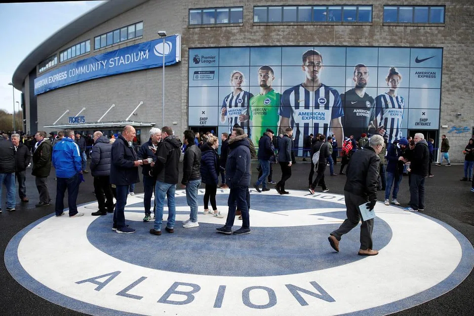 PEMAIN DIJANGKITI: Peminat Brighton di luar stadium kelab itu Februari lalu. Tiga pemain Brighton disahkan dijangkiti Covid-19. - Foto REUTERS
