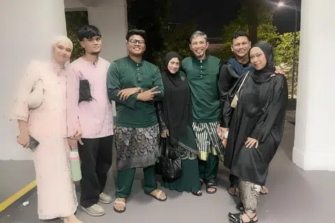 Encik Idid Hazalee Hamid (tiga dari kanan) dan isterinya, Cik Norlindah Mohd Ali Marekan (empat dari kanan), bersama anak-anak mereka, Encik Noor Raihan (dua dari kanan) dan isterinya, Cik Hazirah Fatihah Rosli (kanan), Encik Mohd Nur Fikri (tiga dari kiri),  Encik Mohd Dain Dhamiri (dua dari kiri) dan isterinya, Cik Nurul Atiqah Yakob.