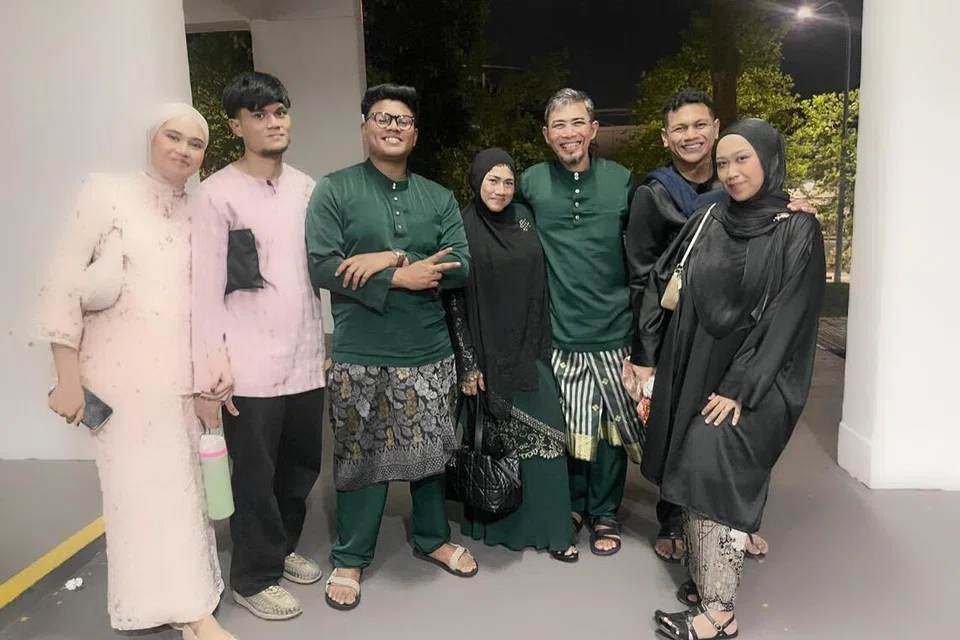 Encik Idid Hazalee Hamid (tiga dari kanan) dan isterinya, Cik Norlindah Mohd Ali Marekan (empat dari kanan), bersama anak-anak mereka, Encik Noor Raihan (dua dari kanan) dan isterinya, Cik Hazirah Fatihah Rosli (kanan), Encik Mohd Nur Fikri (tiga dari kiri),  Encik Mohd Dain Dhamiri (dua dari kiri) dan isterinya, Cik Nurul Atiqah Yakob.