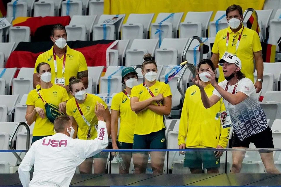Nah! Pingat emas ni awak punya!: Caeleb Dressel (kiri, bawah) dan Brooks Curry (kanan). - Foto REUTERS 