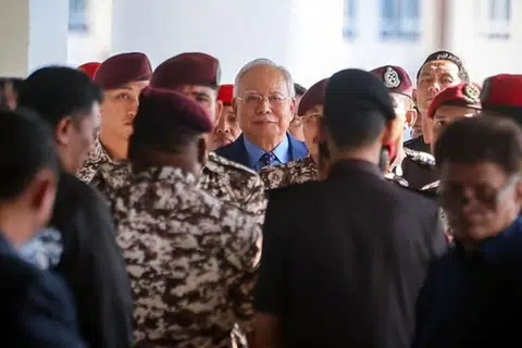 Mantan Perdana Menteri Malaysia, Encik Najib Tun Razak (tengah), kini di peringkat membela diri di Mahkamah Tinggi Kuala Lumpur atas empat tuduhan menggunakan kedudukan bagi memperoleh suapan berjumlah RM2.3 bilion ($0.68 bilion) dana 1Malaysia Development Berhad (1MDB) dan 21 tuduhan pengubahan wang haram.