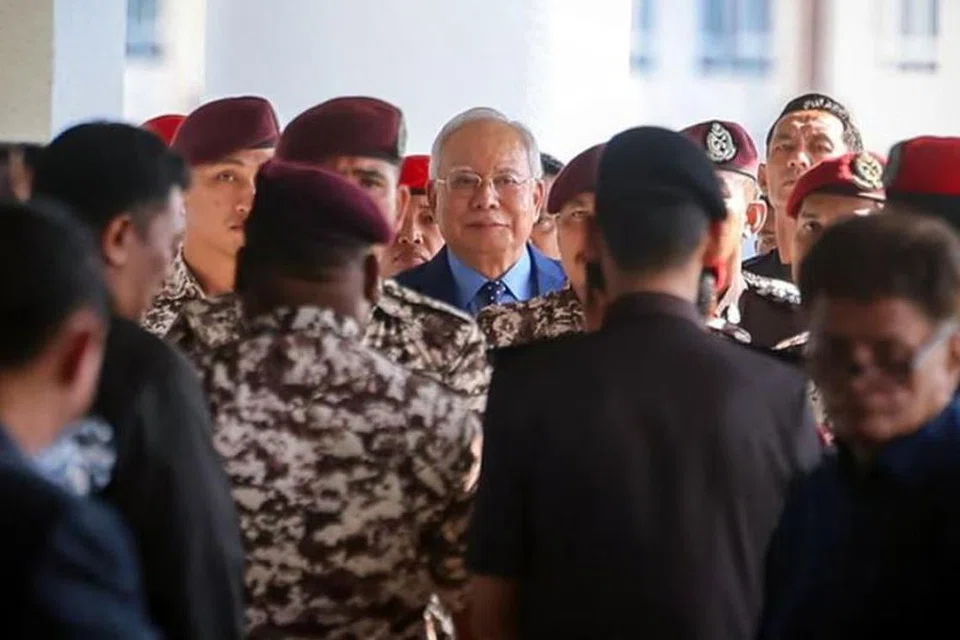 Mantan Perdana Menteri Malaysia, Encik Najib Tun Razak (tengah), kini di peringkat membela diri di Mahkamah Tinggi Kuala Lumpur atas empat tuduhan menggunakan kedudukan bagi memperoleh suapan berjumlah RM2.3 bilion ($0.68 bilion) dana 1Malaysia Development Berhad (1MDB) dan 21 tuduhan pengubahan wang haram.