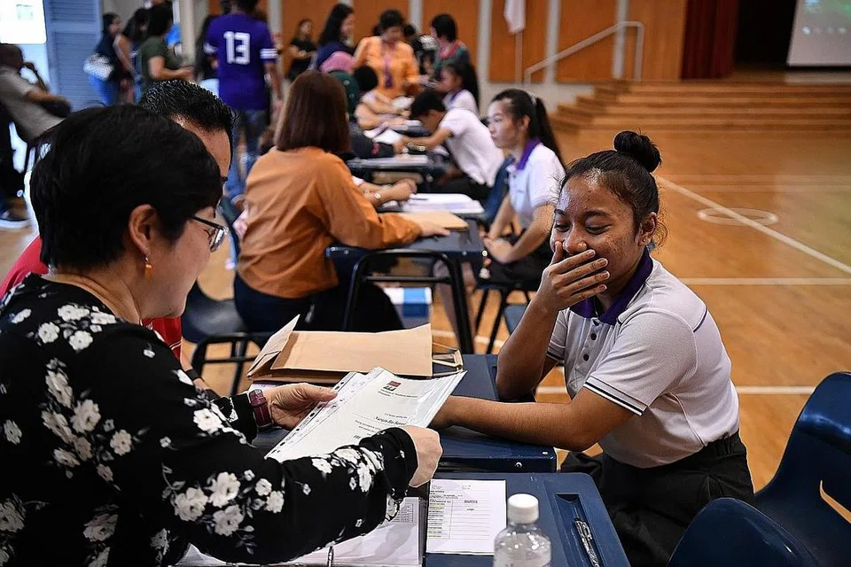 SYABAS: Pelajar Sekolah Menengah Spectra, Nurain Sanusi (atas), begitu emosi sebaik mendapat keputusan peperiksaan Sijil Am Pelajaran (GCE) peringkat 'N' awal minggu ini. - Foto BM oleh LIM YAOHUI