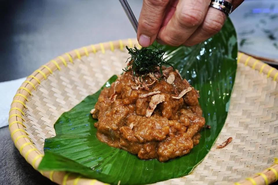 Rendang daging dihidangkan dengan menggantikan bahan yang lebih sihat seperti menggunakan santan rendah lemak dan mengurangkan garam serta gula jika perlu.
