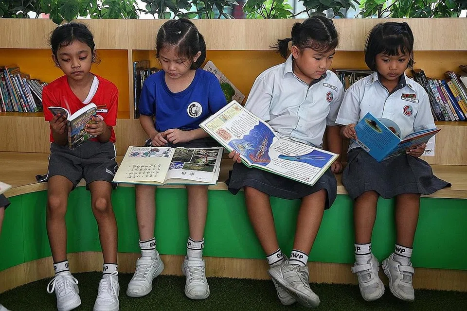 TIDAK UNIK: PIRLS dijalankan ke atas murid Darjah 4 di serata dunia sekali setiap lima tahun. MOE berkata dapatannya tidak unik kepada Singapura, dan kemerosotan dalam keseronokan membaca mungkin sebahagiannya disebabkan pertumbuhan pesat hiburan dan format kandungan lain. - Foto fail