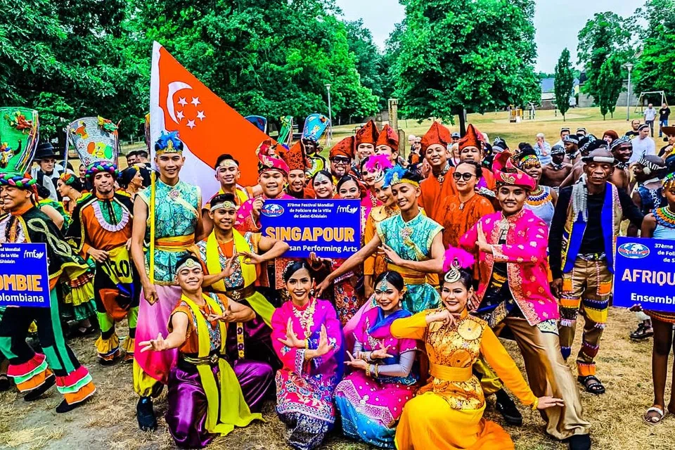 PERTUKARAN BUDAYA: Delegasi Singapura ke pesta seni dan muzik sedunia di Belgium ini bertemu dengan kumpulan seni dari luar negara sambil bertukar-tukar idea dan pengalaman memasyarakatkan seni.