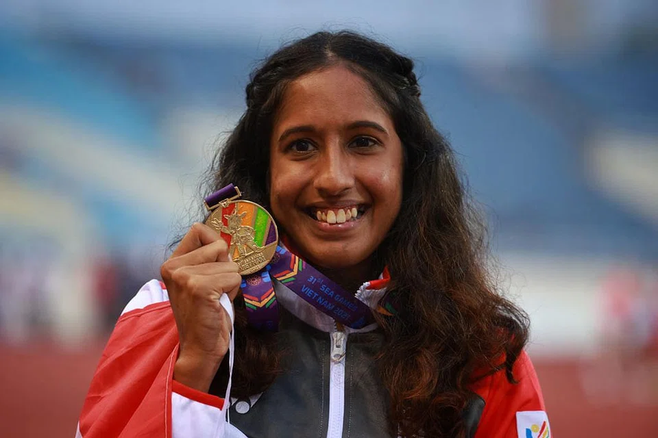 "Saya mencatat keputusan terbaik saya sepanjang musim, hampir mencapai masa peribadi terbaik saya (11.58 saat), dan saya menang pingat perak pertama, jadi saya sangat, sangat gembira." - Shanti bergambar dengan pingat emas yang diraih dalam acara larian pecut 200 meter wanita di Stadium Nasional My Dinh Sabtu lalu. - Foto BH oleh JASON QUAH