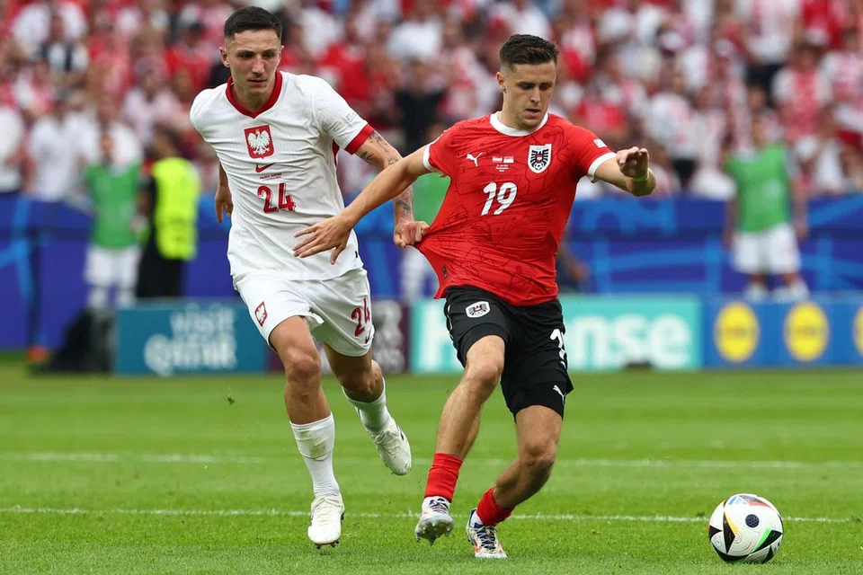 Christoph Baumgartner (kanan) ialah pemain paling penting untuk Austria di Euro 2024. Kebolehan pemain tengah RB Leipzig itu untuk memantapkan permainan dengan melakukan hantaran tepat dan menjaringkan gol amat berharga untuk pasukan Austria. Baumgartner, 24 tahun, bukan sekadar pemain tengah yang mampu menyerang, namun mampu bermain di barisan serangan juga. 
