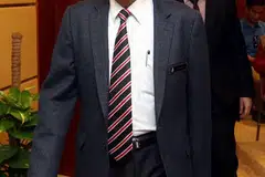 Peguam Negara Tan Sri Mohamed Apandi Ali tiba bagi satu sidang media di Putrajaya. 