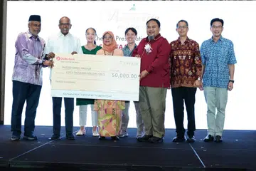 Naib pengerusi Masjid Assyafaah, Encik Salleh Moideen (paling kiri), memberikan sumbangan $50,000 kepada pengerusi Masjid Darul Makmur, Encik Izuan Mohamed Rais, dalam satu jamuan amal ‘Charity Lunch 2024’ di Hotel Fairmont pada 14 Julai. Turut hadir ialah (mulai dua dari kiri) Menteri Ehwal Dalam Negeri merangkap Undang-Undang, Encik K.Shanmugam; Anggota Parlimen GRC Nee Soon, Cik Carrie Tan; Canselor Universiti Sains Kemasyarakatan Singapura dan mantan Presiden Singapura, Puan Halimah Yacob; Anggota Parlimen GRC Nee Soon, Encik Louis Ng; Menteri Negara (Ehwal Dalam Negeri merangkap Pembangunan Negara), Profesor Madya Dr Muhammad Faishal Ibrahim; dan Anggota Parlimen GRC Nee Soon, Encik Derrick Goh.