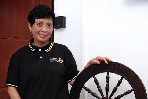 PERBETUL TANGGAPAN: Presiden Kelab Rotary Kampong Gelam yang bakal dilantik hari ini, Cik Faridah Jamal, ingin menghapuskan salah tanggapan bahawa kelab rotary hanya untuk golongan berusia dan kaya, sebaliknya ia dibuka untuk karyawan dan pemimpin pelbagai sektor salur bakti buat masyarakat dalam bidang kepakaran masing-masing. - Foto BH oleh KHALID BABA