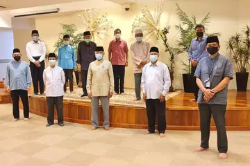 KADI KONGSI PENGALAMAN: Dr Faishal baru-baru ini menemui sekumpulan kadi dan naib kadi mapan yang mengongsi pengalaman mereka membimbing pasangan Melayu/Islam di Singapura.