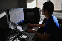 Contoh Pengaturan Kerja Fleksibel (FWA) termasuk kerja dari jauh, waktu kerja berperingkat, kerja sambilan atau perkongsian kerja.
