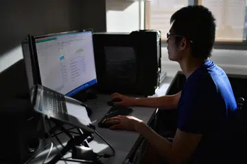Contoh Pengaturan Kerja Fleksibel (FWA) termasuk kerja dari jauh, waktu kerja berperingkat, kerja sambilan atau perkongsian kerja.