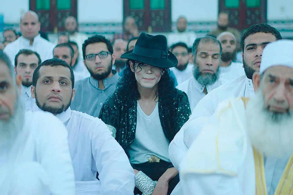 KESAN PEMERGIAN IKON MUZIK: 'Sheikh Jackson' merupakan filem Mesir yang menyelongkar kehidupan seorang ustaz yang digelar 'Jackson' oleh teman rapatnya menyusuli pemergian mengejut penghibur antarabangsa, Michael Jackson. - Foto-foto PERSATUAN FILEM SINGAPURA