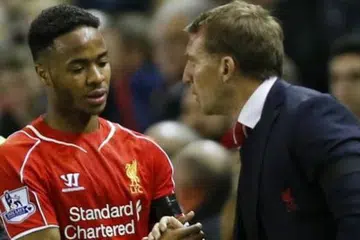 KURANG DISIPLIN?: Raheem Sterling (kiri) berjabat tangan dengan pengurus Brendan Rodgers selepas perlawanan dengan Newcastle. - Foto REUTERS