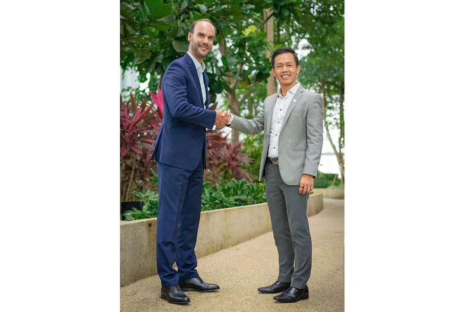 TINGKAT KERJASAMA: Memorandum Persefahaman (MOU) telah ditandatangani oleh Presiden dan pengarah urusan Warner Bros. Discovery India, Asia Tenggara dan Korea, Encik Clement Schwebig (kiri) dan Ketua Eksekutif Lembaga Pelancongan Singapura (STB), Encik Keith Tan. - Foto SINGAPORE TOURISM BOARD