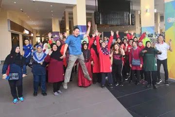 SIHAT BERSERONOK: Encik Amrin (tengah) turut bergembira dan berseronok bersama peserta sesi Jom Bual-Bual Kesihatan yang diadakan di Heartbeat@Bedok, semalam. - Foto HPB