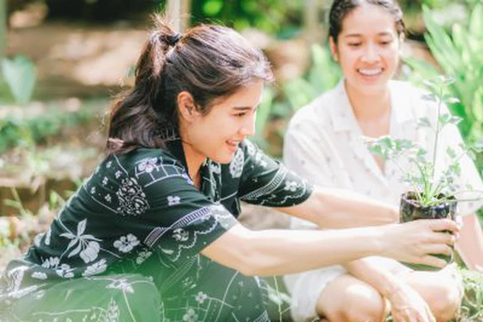 Pelakon Indonesia, Dian Sastrowardoyo (kiri), prihatin terhadap menjaga alam sekitar dengan projek-projek kitar semula.