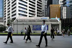 GAJI LEBIH TINGGI: Majikan lebih bersedia tawarkan gaji yang lebih tinggi untuk menarik dan mengekalkan jumlah pekerja yang mencukupi untuk menggiatkan usaha pertumbuhan. - Foto fail