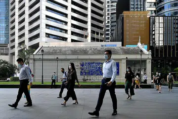 GAJI LEBIH TINGGI: Majikan lebih bersedia tawarkan gaji yang lebih tinggi untuk menarik dan mengekalkan jumlah pekerja yang mencukupi untuk menggiatkan usaha pertumbuhan. - Foto fail