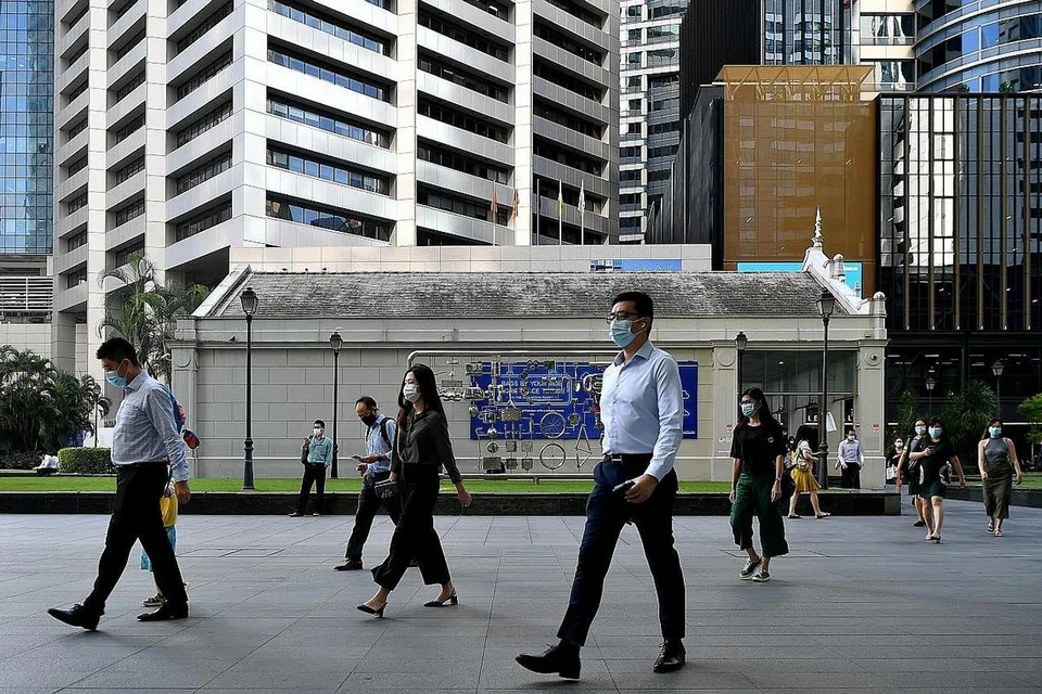 GAJI LEBIH TINGGI: Majikan lebih bersedia tawarkan gaji yang lebih tinggi untuk menarik dan mengekalkan jumlah pekerja yang mencukupi untuk menggiatkan usaha pertumbuhan. - Foto fail