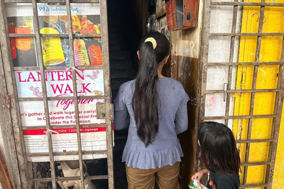Ibu bapa dua beradik warga Rohingya ini yang mendakwa memegang kad Pejabat Pesuruhjaya Tinggi Pertubuhan Bangsa-Bangsa Bersatu bagi Pelarian (UNHCR) menjalankan perniagaan sayuran di Selayang, Selangor, untuk menampung hidup sejak 15 tahun lalu.