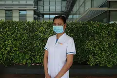 BERI SOKONGAN EMOSI: Cik Norhidayati bantu pesakit fahami pilihan rawatan. - Foto HOSPITAL BESAR CHANGI