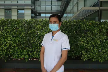 BERI SOKONGAN EMOSI: Cik Norhidayati bantu pesakit fahami pilihan rawatan. - Foto HOSPITAL BESAR CHANGI