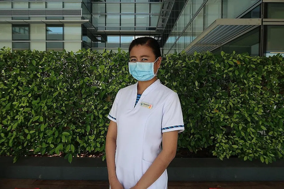 BERI SOKONGAN EMOSI: Cik Norhidayati bantu pesakit fahami pilihan rawatan. - Foto HOSPITAL BESAR CHANGI