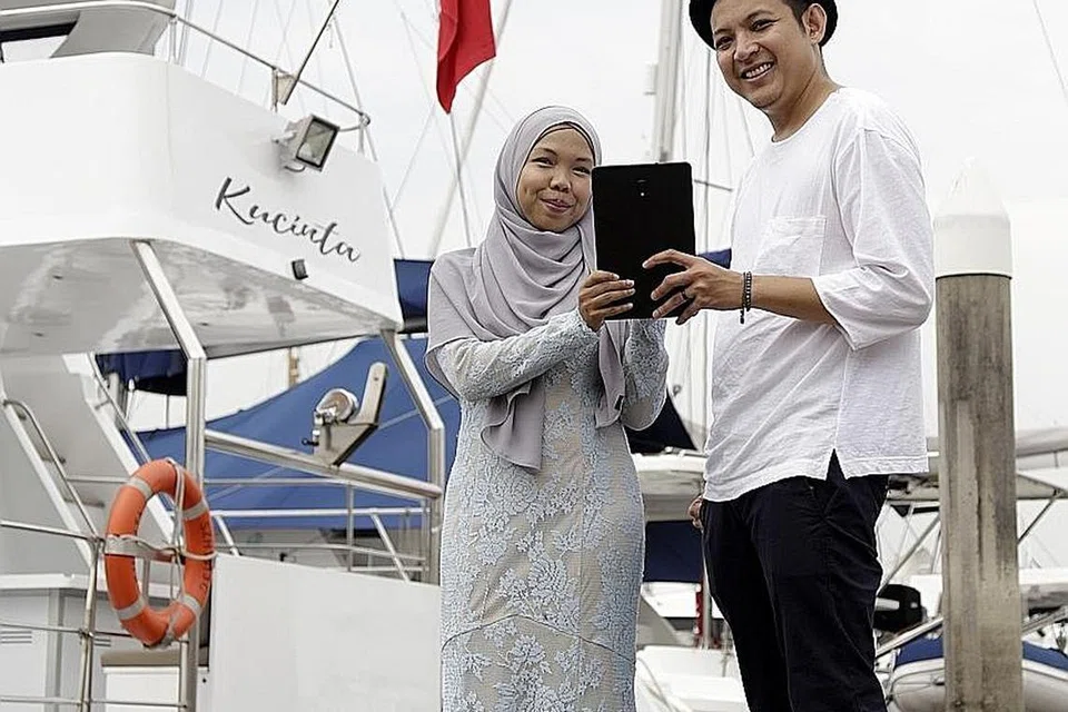PELUANG KEEMASAN: Promosi langganan membolehkan pembaca menikmati akhbar tradisional BH menerusi tablet sambil berpeluang memenangi hadiah pelayaran bot peranginan berharga $1,850. - Foto BH oleh AZMI ATHNI