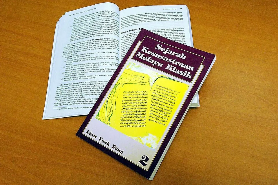 CONTOH LAMA: Inilah antara contoh ejaan lama pada akhbar, iklan serta buku-buku yang diterbitkan dalam tahun 1950-an hingga lewat 1970-an. - Foto fail