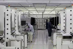 TUNTUTAN EKONOMI MASA KINI: Pekerja memantau pengeluaran cip mikro di bilik bebas hama di loji UTAC di Singapura. - Foto REUTERS,