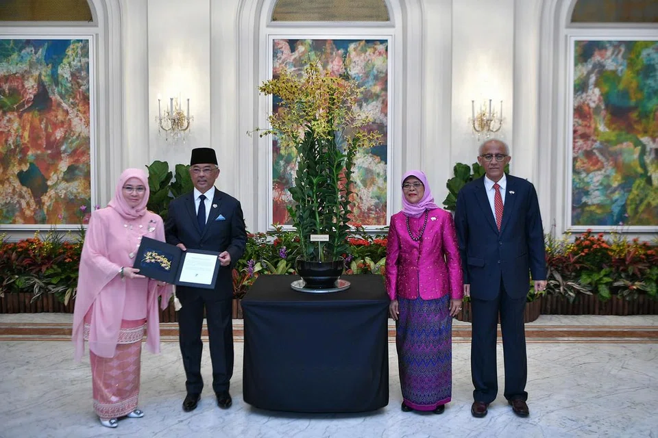 ORKID PENYERI HUBUNGAN KUKUH: Presiden Halimah Yacob serta suami beliau, Encik Mohammed Abdullah Alhabshee (kanan), bersama Yang Di-Pertuan Agong, Al-Sultan Abdullah Ri'ayatuddin Al-Mustafa Billah Shah, dan Raja Permaisuri Agong, Tunku Hajah Azizah Aminah Maimunah Iskandariah, semasa acara penamaan orkid hibrid - Dendrobium Queen Azizah of Malaysia - sempena nama Raja Permaisuri. - Foto BH oleh ARIFFIN JAMAR 