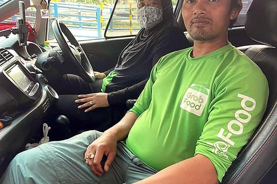 IKHLAS MEMBANTU: Encik Jamaludin Mohamed Talib dan isteri Cik Norfadilla Ahmat Jaafar telah menawarkan bantuan menghantar wanita hendak bersalin yang tidak dikenali ke hospital apabila melihatnya dalam kesakitan. - Foto FACEBOOK RAHIMIN ZAKARIA