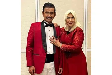 JAGA PEMAKANAN: S. Atan (kiri), yang ditemani isterinya, Norizan Yeob, hanya makan sajian berat sekali sehari dan pastikan mempunyai waktu tidur yang cukup untuk kekal sihat pada usia 73 tahun. - Foto FACEBOOK S. ATAN