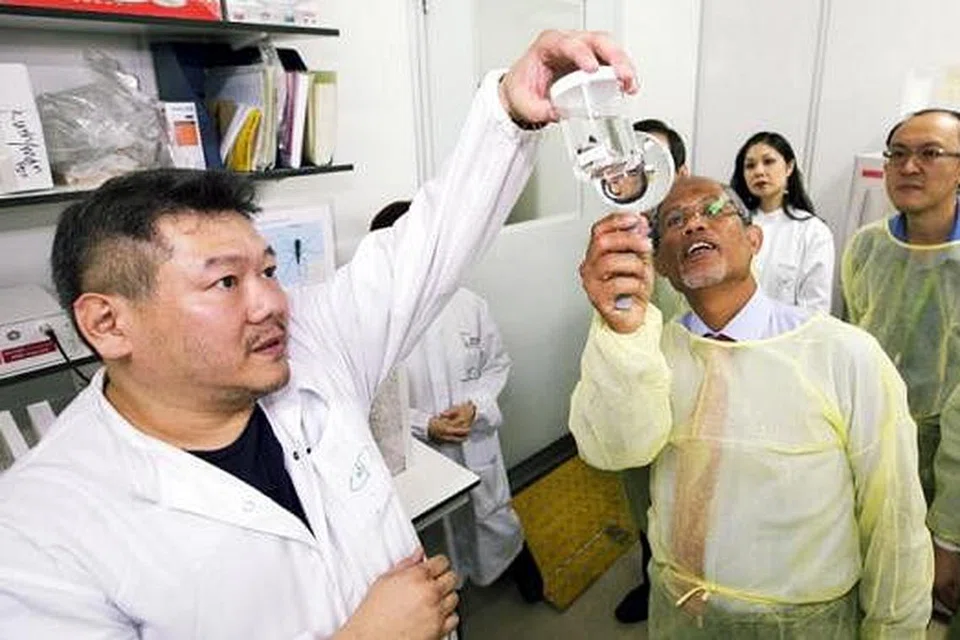 OPERASI MAKMAL: Encik Masagos (tengah) mengunjungi EHI, makmal yang menjalankan kajian, pengawasan dan penilaian risiko berdasarkan bukti mengenai penyakit berjangkit berkaitan sekitaran kelmarin. - Foto FACEBOOK MASAGOS ZULKIFLI MASAGOS MOHAMAD